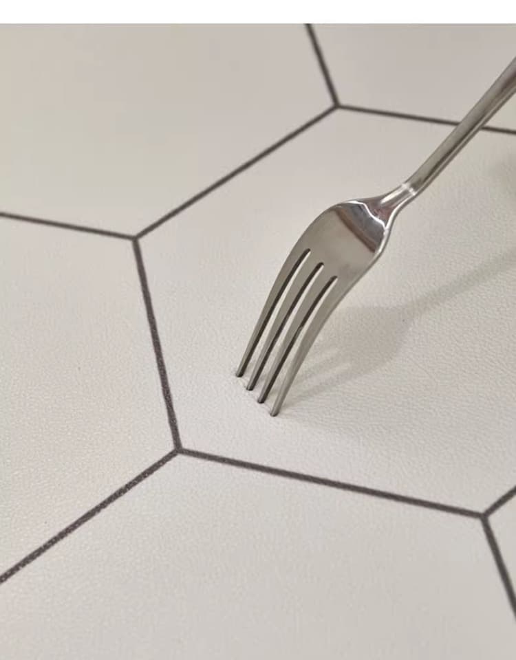 白を基調に空間を華やかに彩るL字型や大判キッチンマット