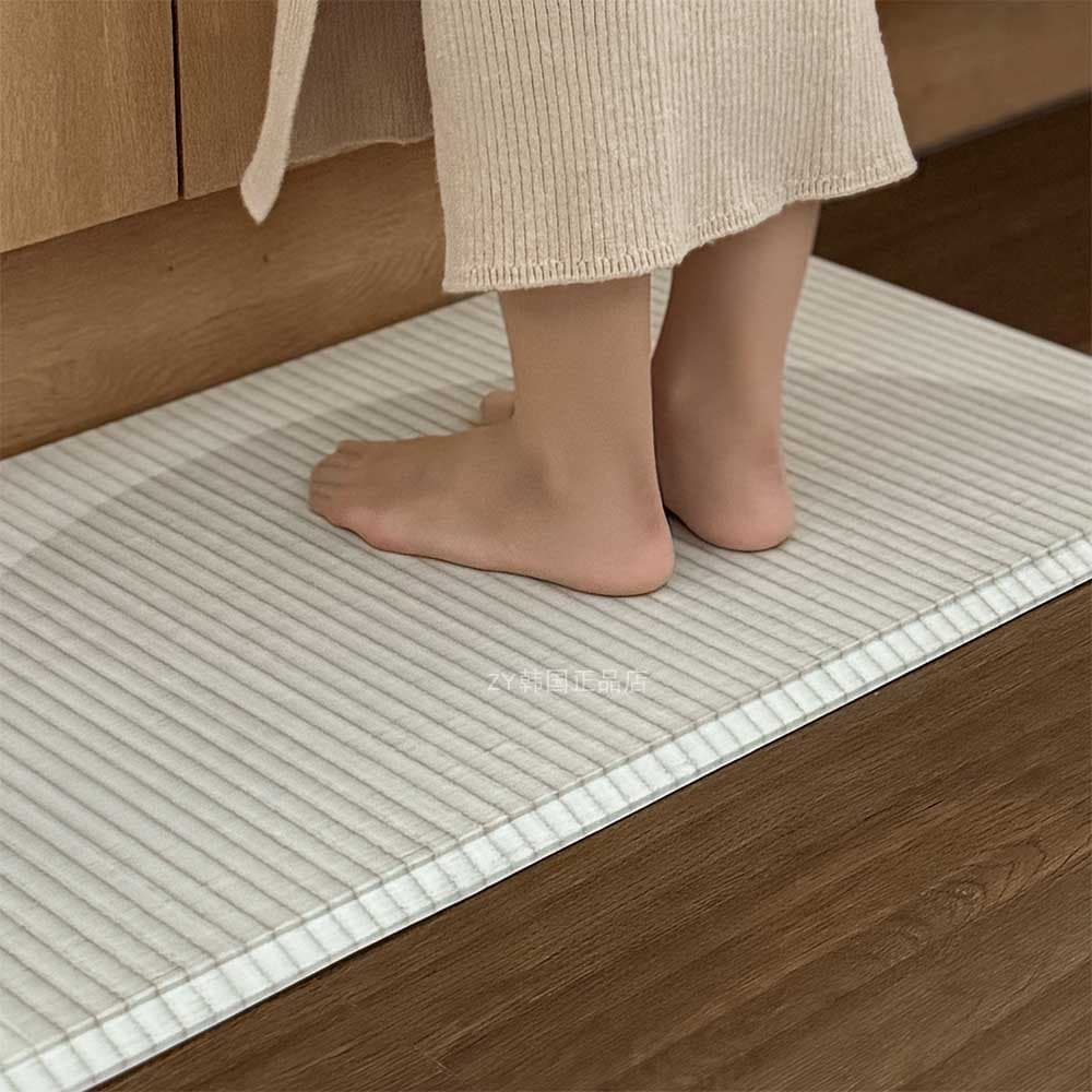 北欧デザインで選べるカラーが魅力！ずれにくい安全設計のキッチンマット