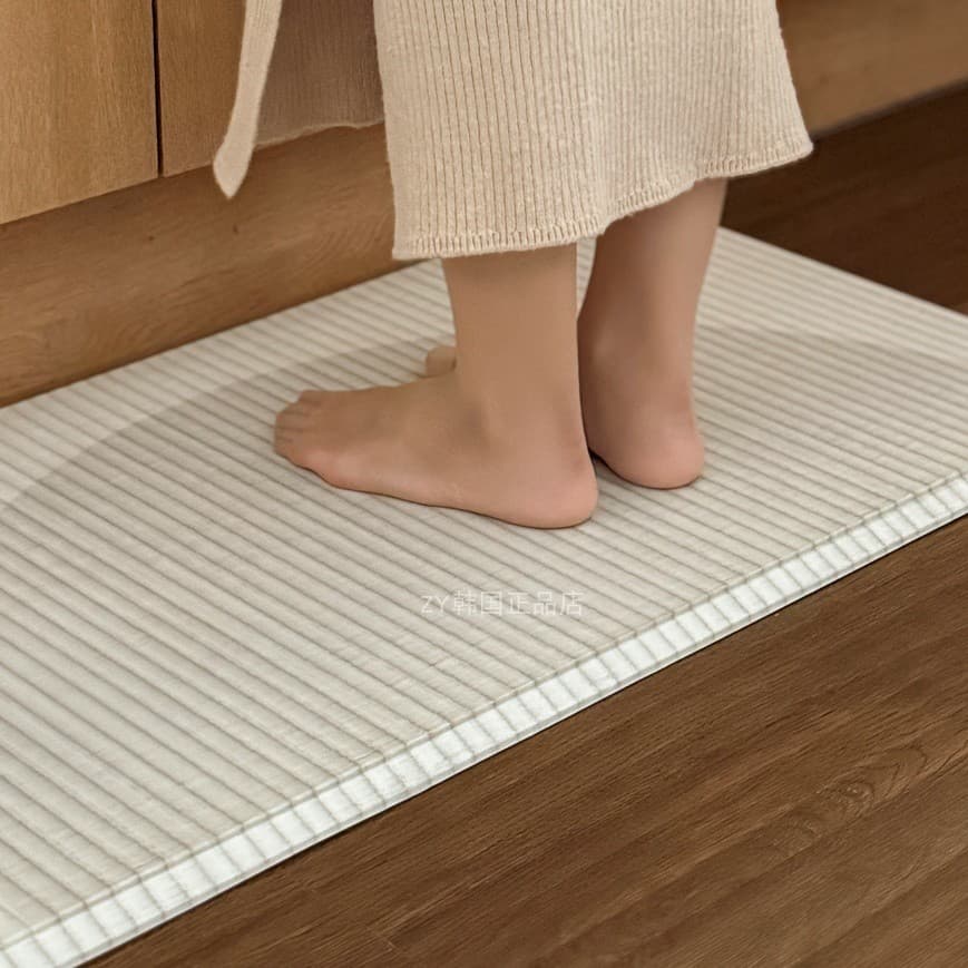北欧デザインで選べるカラーが魅力！ずれにくい安全設計のキッチンマット