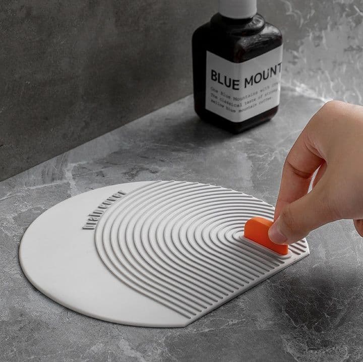 防臭・撥水機能付きで臭いをシャットアウト！拭けるシリコン製キッチンマット