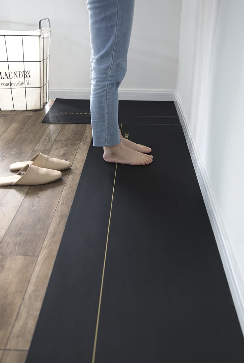 シンプルな無地カラーで自由にカットできるモダンなキッチンマット