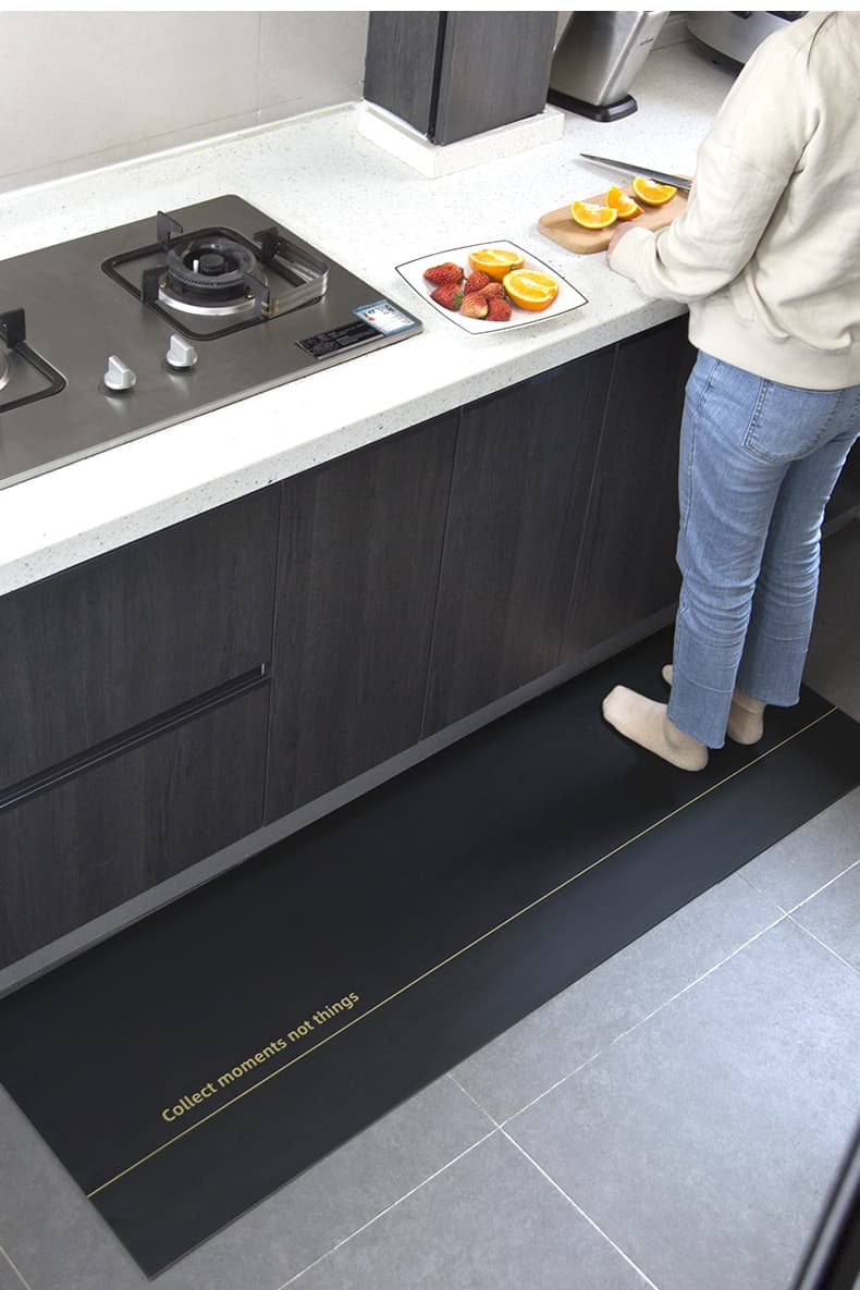 シンプルな無地カラーで自由にカットできるモダンなキッチンマット