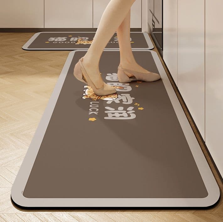 拭けるPVC製で油汚れに強い!カートゥーン柄のおしゃれキッチンマット