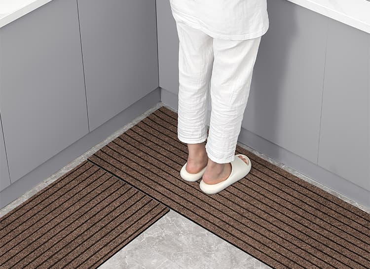 吸水速乾で油汚れに強い!縞模様がおしゃれな270cmキッチンマット